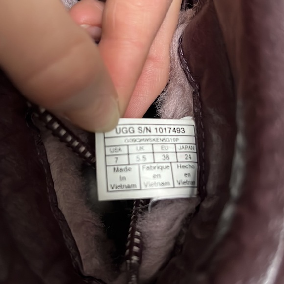 UGG Vicki Waterproof Leather & Sheepskin Boots - Picture 4 of 4